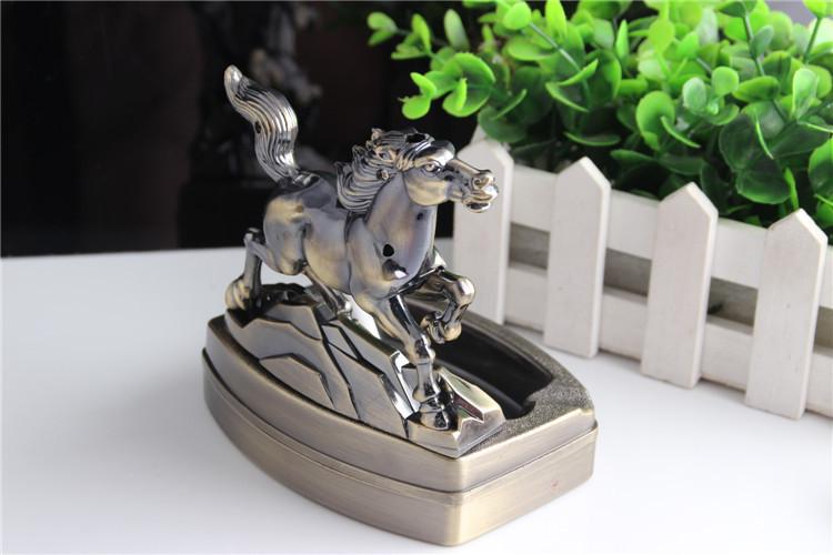 Bật lửa kiêm gạt tàn 2 chức năng hình Ngựa Phi ( Kim loại ) Size : 12cm X 11cm X 9cm