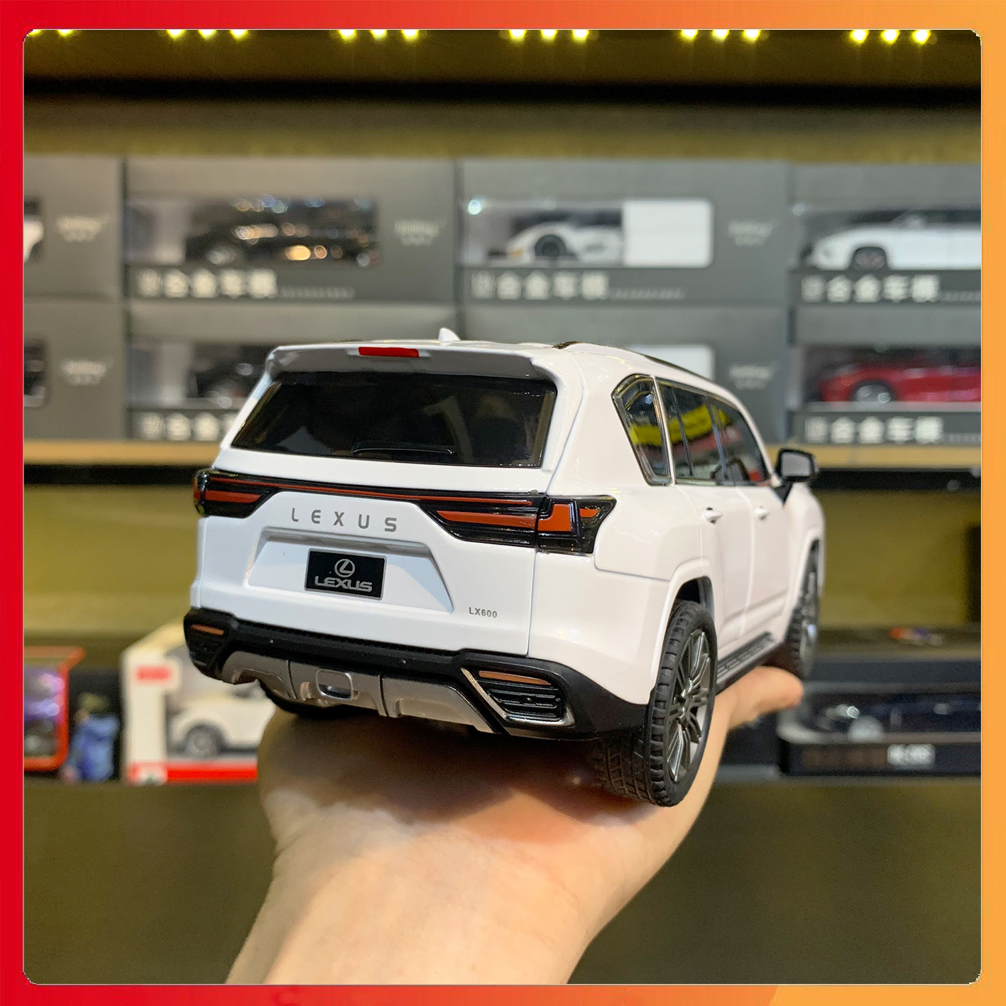Mô hình xe Lexus LX600 tỉ lệ 1:24 CHIMEI