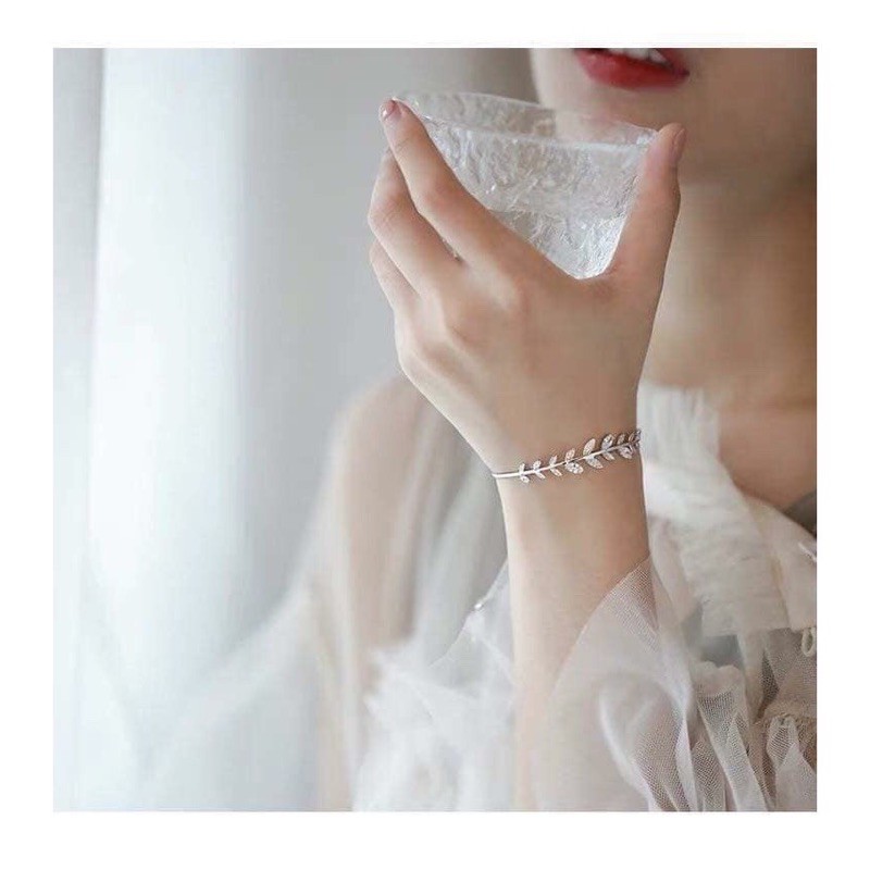 Lắc lá đính đá chuẩn bạc ta cá tính