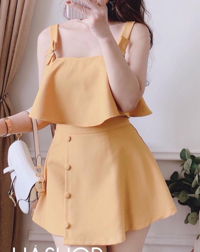 Set áo hai dây và chân váy phối nút