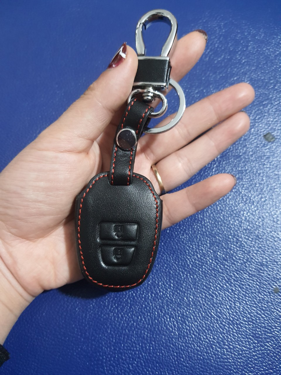 Bao da chìa khóa, ốp chìa khóa da đen chỉ đỏ Vios 2 nút