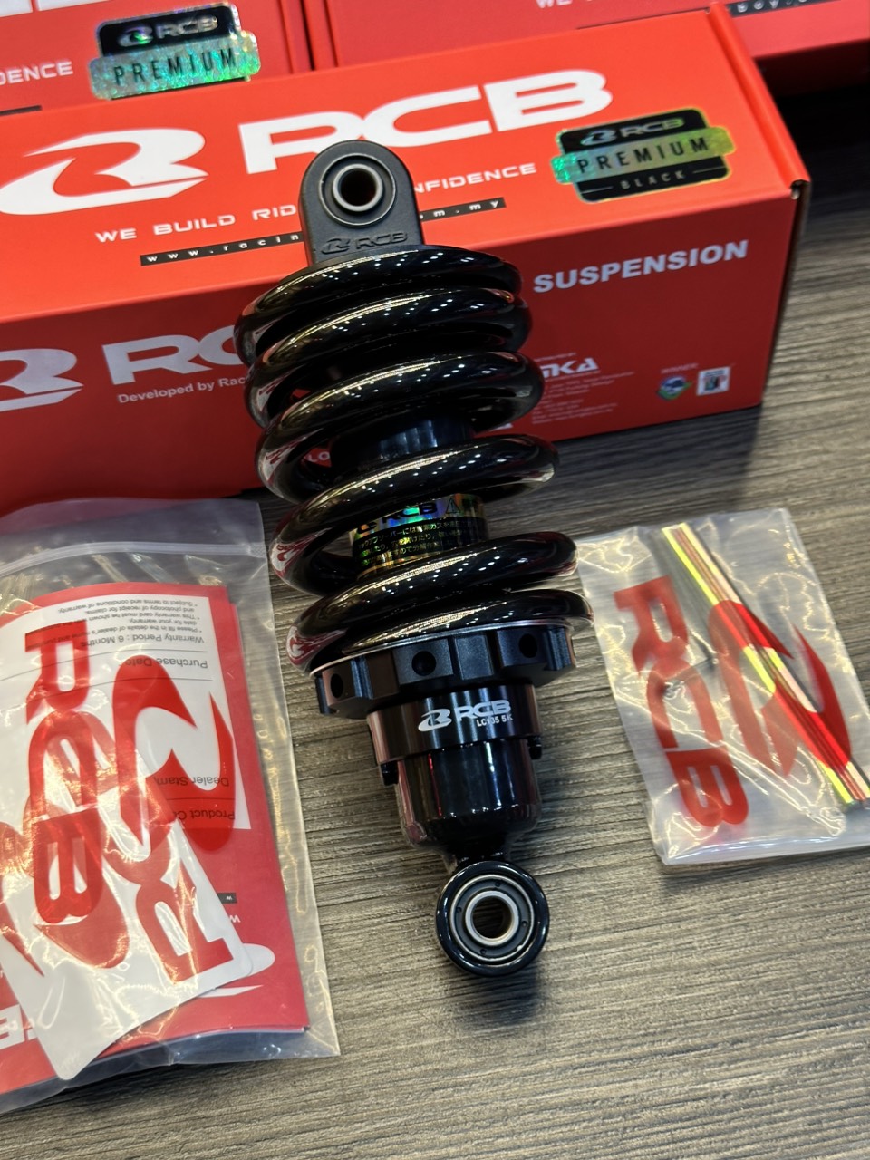 Phuộc sau RCB Ex135 mẫu M2 đen ty vàng