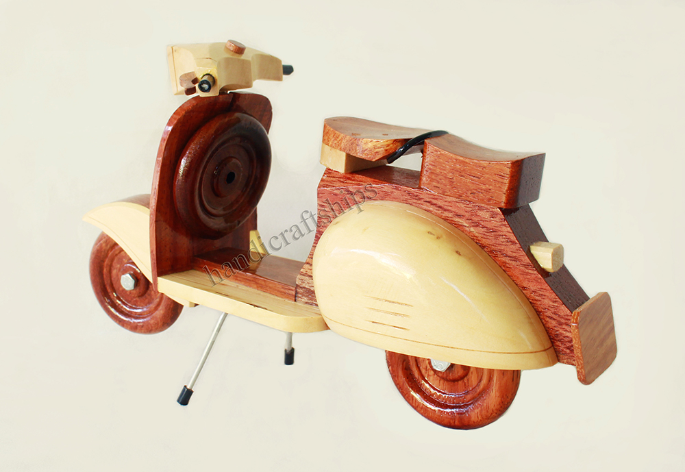 Xe máy gỗ, xe Vespa trang trí (dài: 20cm)