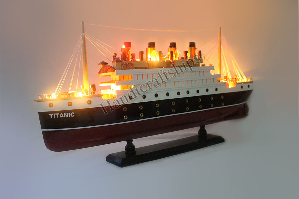 Mô hình tàu thuyền gỗ Titanic có điện (Thân: 60cm)