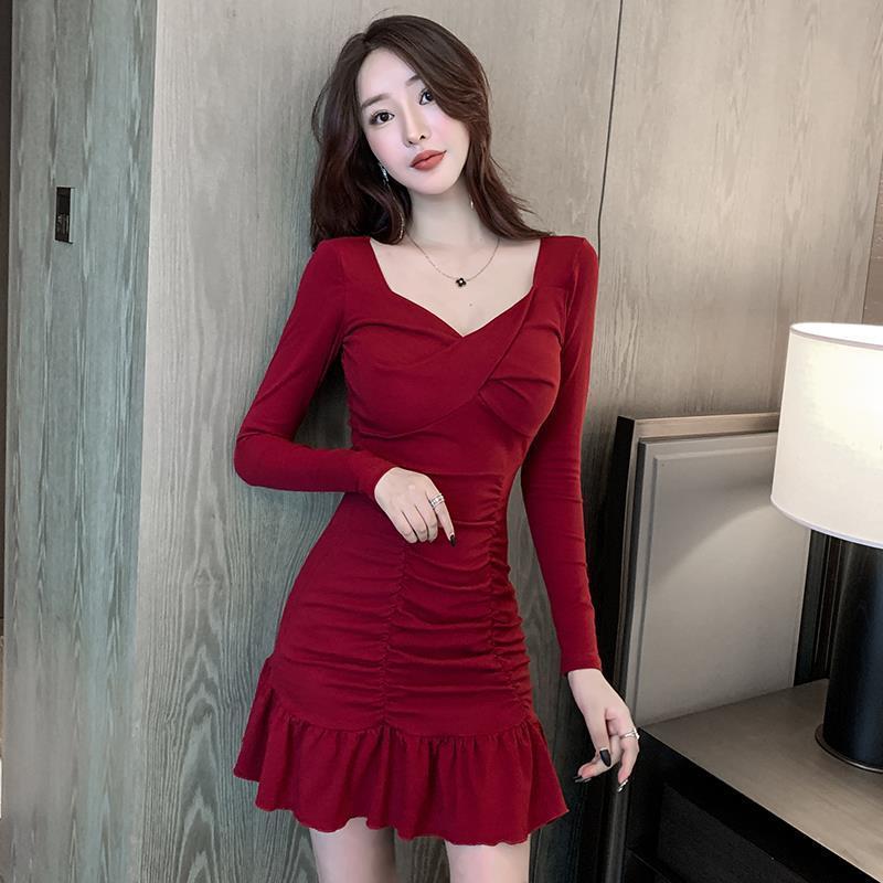 Váy xếp ly dài tay cho mùa thu / đông 2021 mới của phụ nữ mỏng mảnh mai cổ chữ V xếp ly váy đuôi cá hông