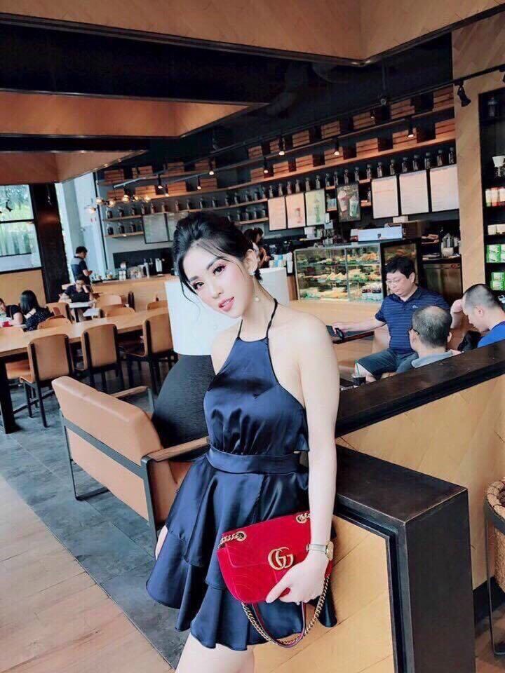 Đầm yếm hai tầng trơn chất phi bóng cực xinh