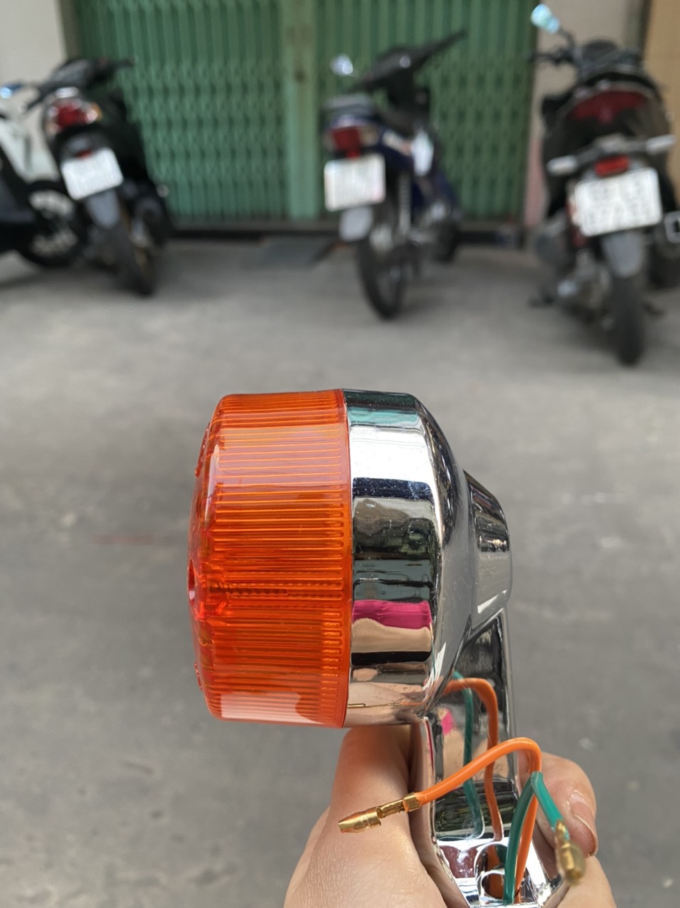 CẶP XI NHAN SAU XE CUB 86 ( HÀNG ĐẸP ) - ĐẾ NHỰA XI BÓNG