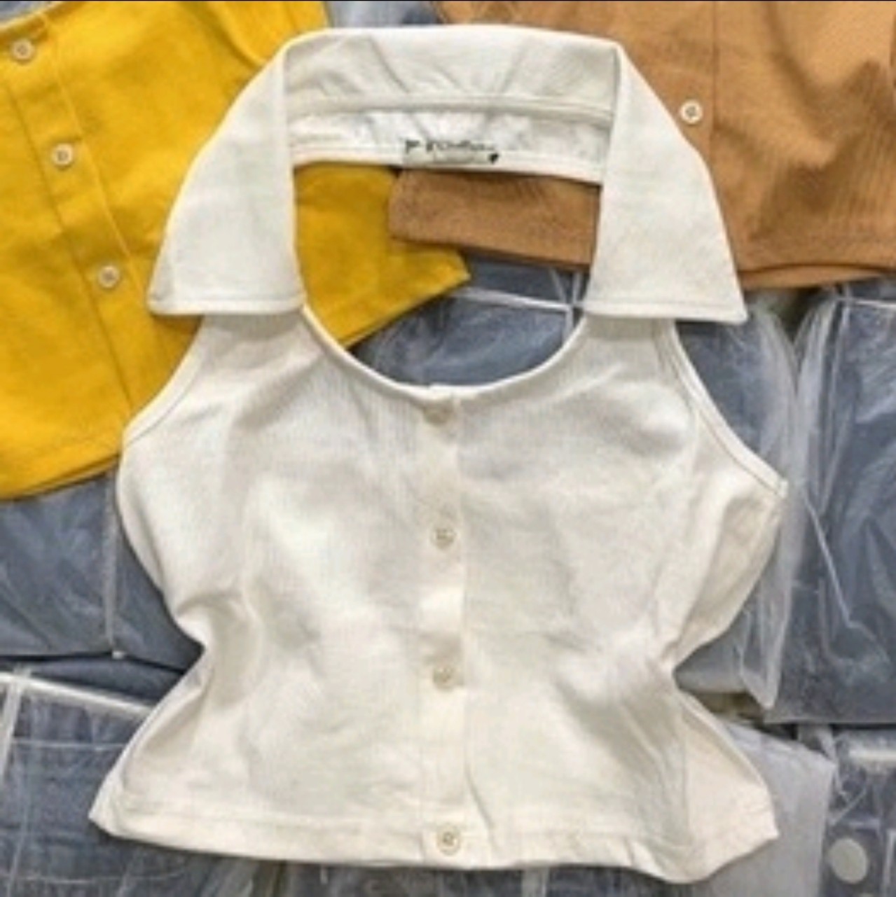 Aó croptop cổ yếm phối cúc , chất vải thun gân