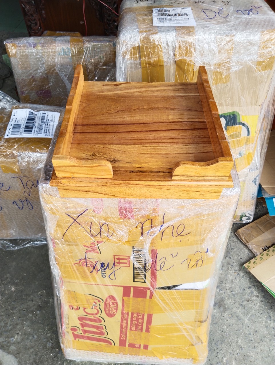 BÀN THỜ TREO TƯỜNG ĐƠN GIẢN XOAN ĐÀO