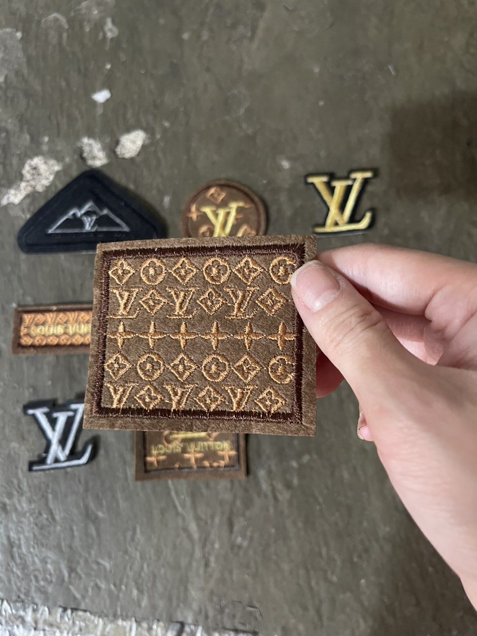 Miếng Sticker Thêu Ủi hình logo thương hiệu cao cấp lvvvv