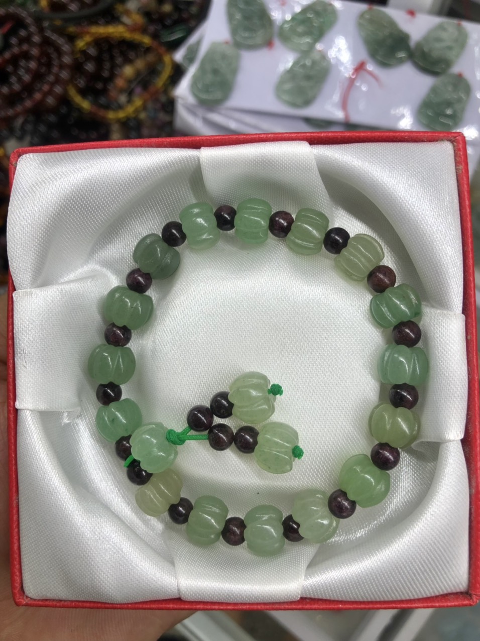 Vòng đeo tay, lắc tay phong thủy kiểu bí ngô đá ngọc hoàng long