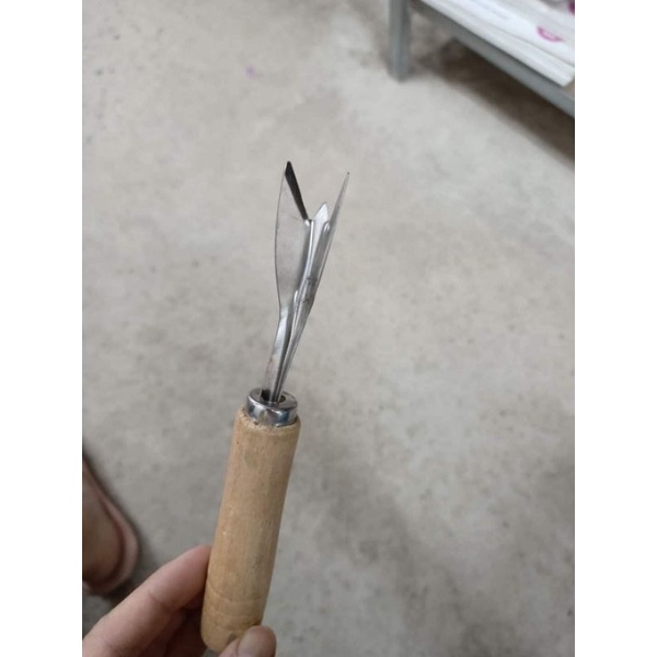 Gọt mắt dứa cán gỗ tiện dụng