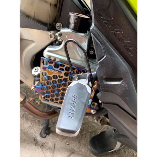 Gác chân Ducati Honda - Yahama