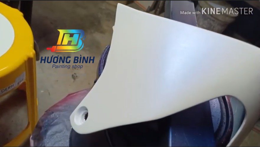 Sơn xịt Samurai màu Trắng Ánh Xanh - H231 (cần sử dụng với nền màu Trắng mới lên được màu chuẩn và đẹp)