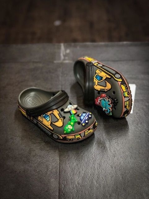 Sục crocs cần cẩu cho bé trai