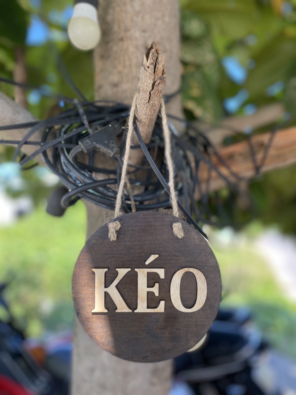Bảng gỗ treo 2 mặt kéo, đẩy bầu dục LUXI decor