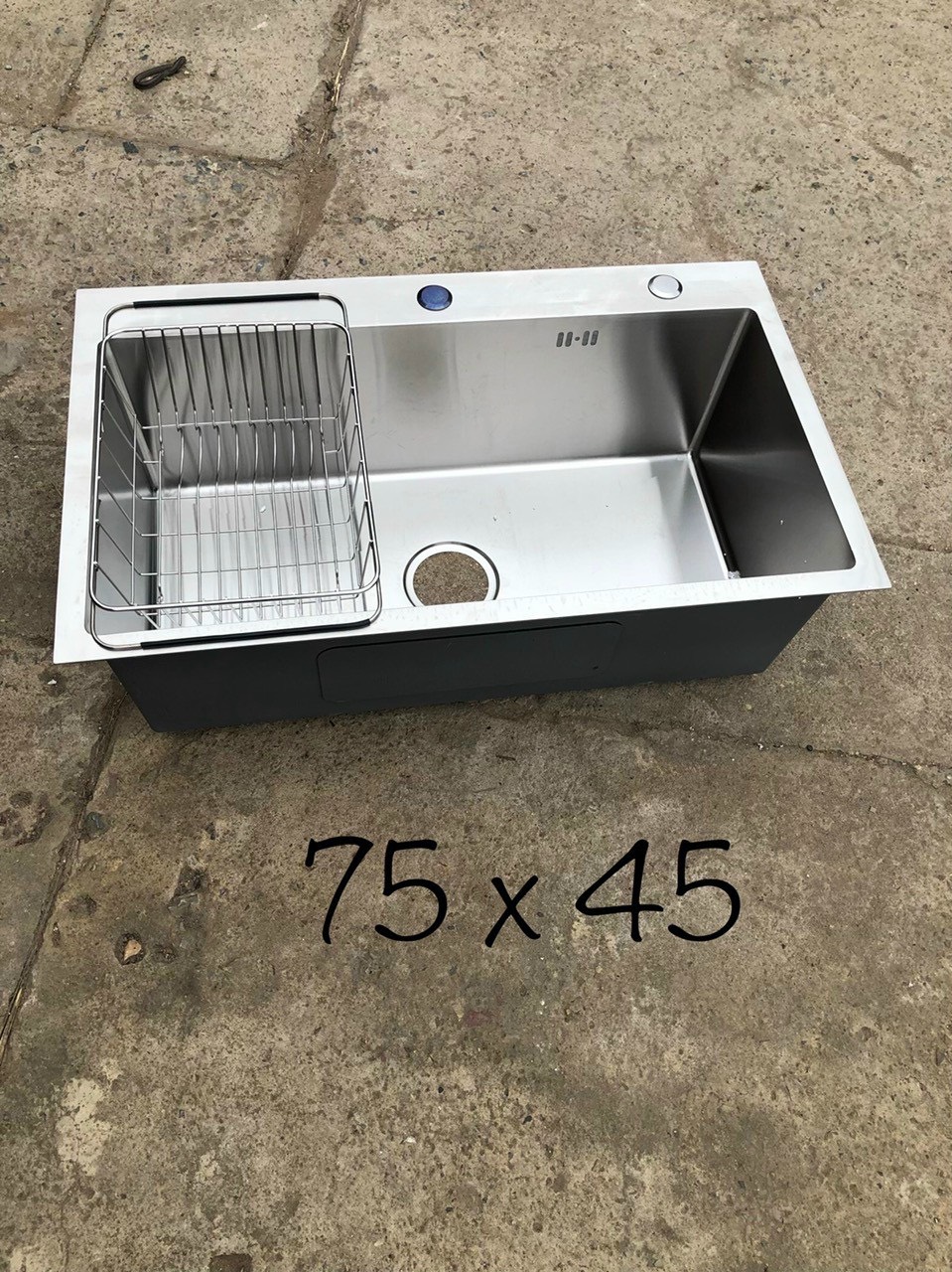 Rổ inox 304 đặt trên chậu rửa bát