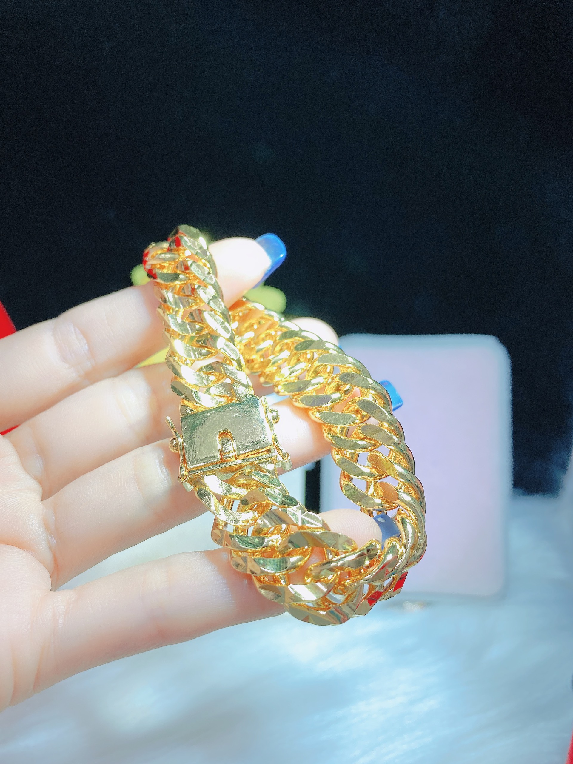 Khám phá Juri Shop lắc tay vàng với thiết kế đa dạng và độc đáo, từ những chiếc lắc tay đơn giản đến những mẫu mạ vàng tinh tế. Hãy thưởng thức và tìm cho mình một chiếc lắc tay vàng đẹp và phù hợp với phong cách của bạn.