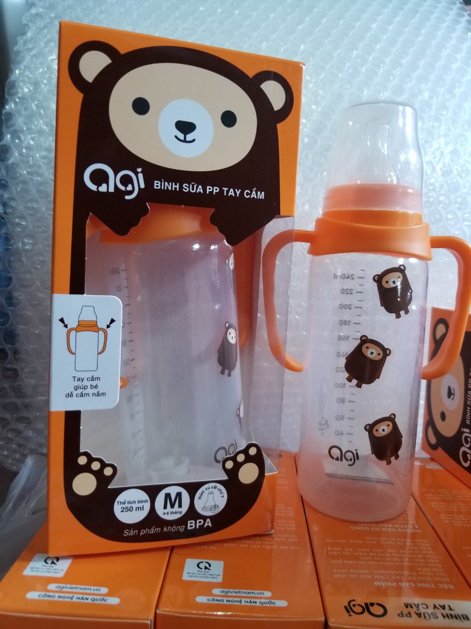 Bình sữa PP tay cầm AGI thể tích 250ml thích hợp cho bé 4 đến 6 tháng có 2 loại