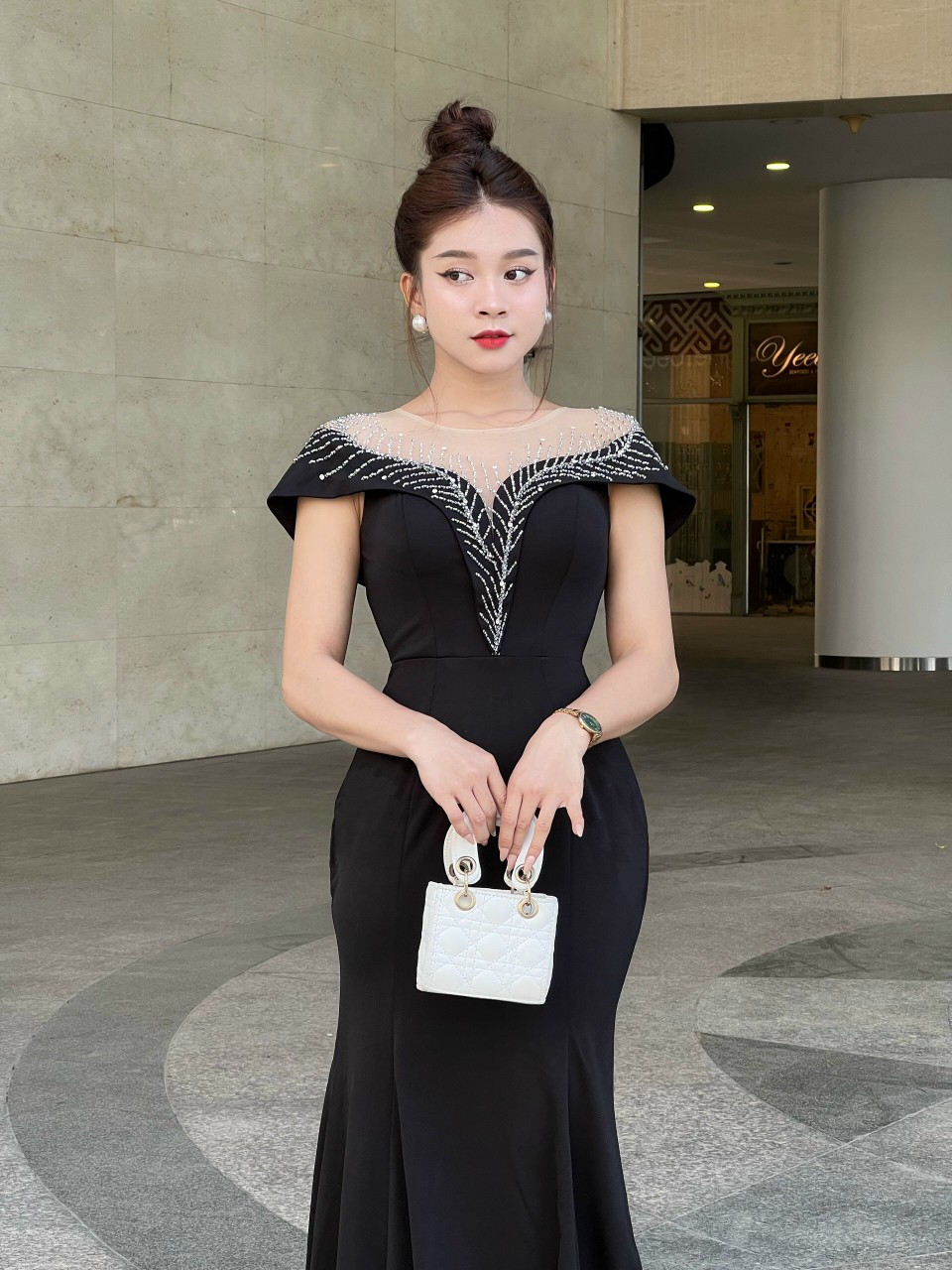 Đầm dạ hội đuôi cá tay choàng phối lưới - YB221237