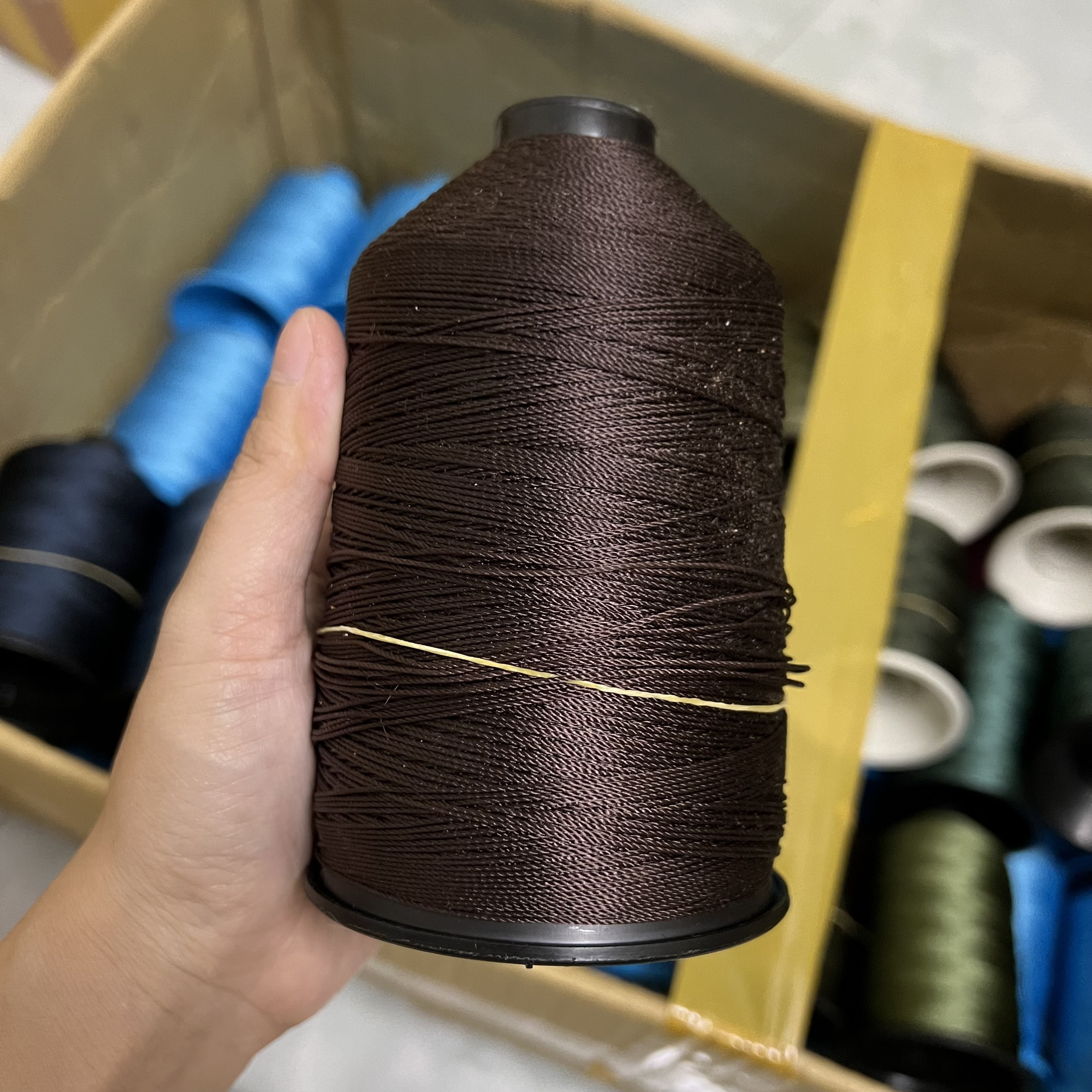 Chỉ khâu giày dép chuyên dụng (Màu nâu đất)