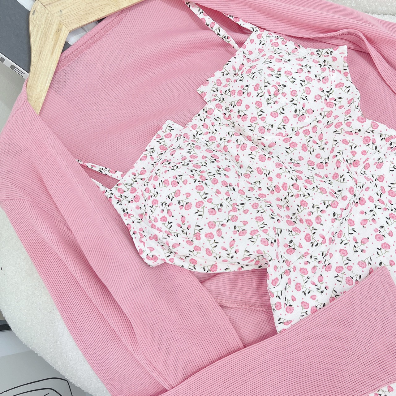 Set đầm 2 dây hoa nhí mix áo khoác dệt kim đỏ nàng closet