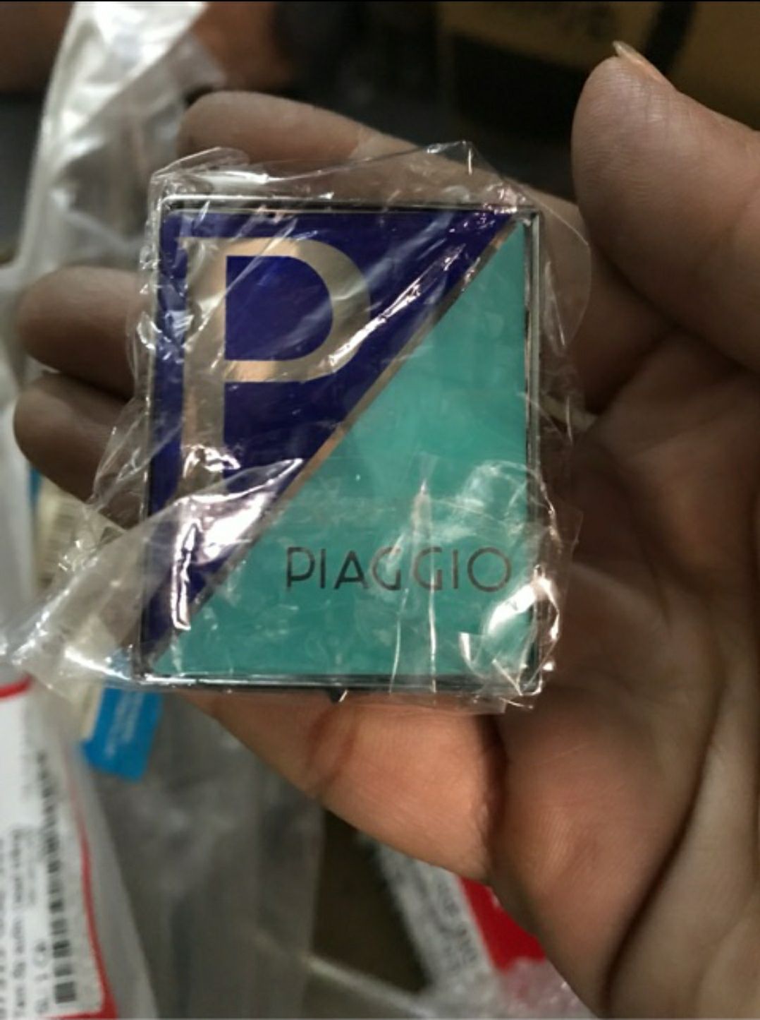 Logo chữ P xe Vespa