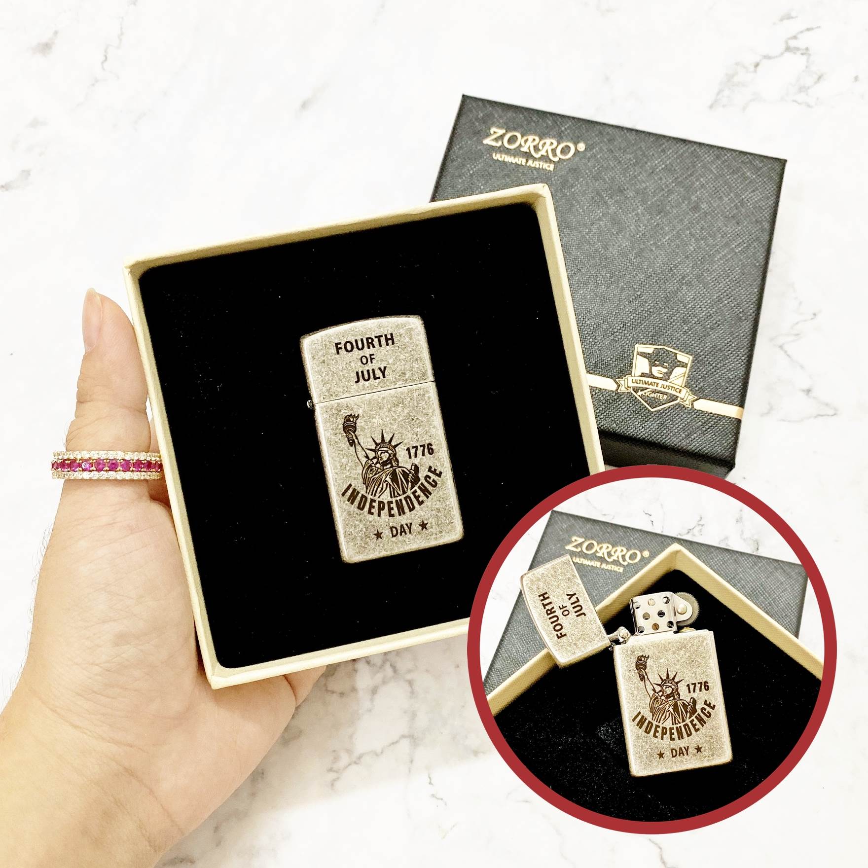 BẬT LỬA ZIPPO SLIM ZORRO - BẠC CỔ HÌNH NỮ THẦN TỰ DO (NGÀY ĐỘC LẬP HOA KỲ 1776) (FILL BOX) - (XÀI XĂNG)
