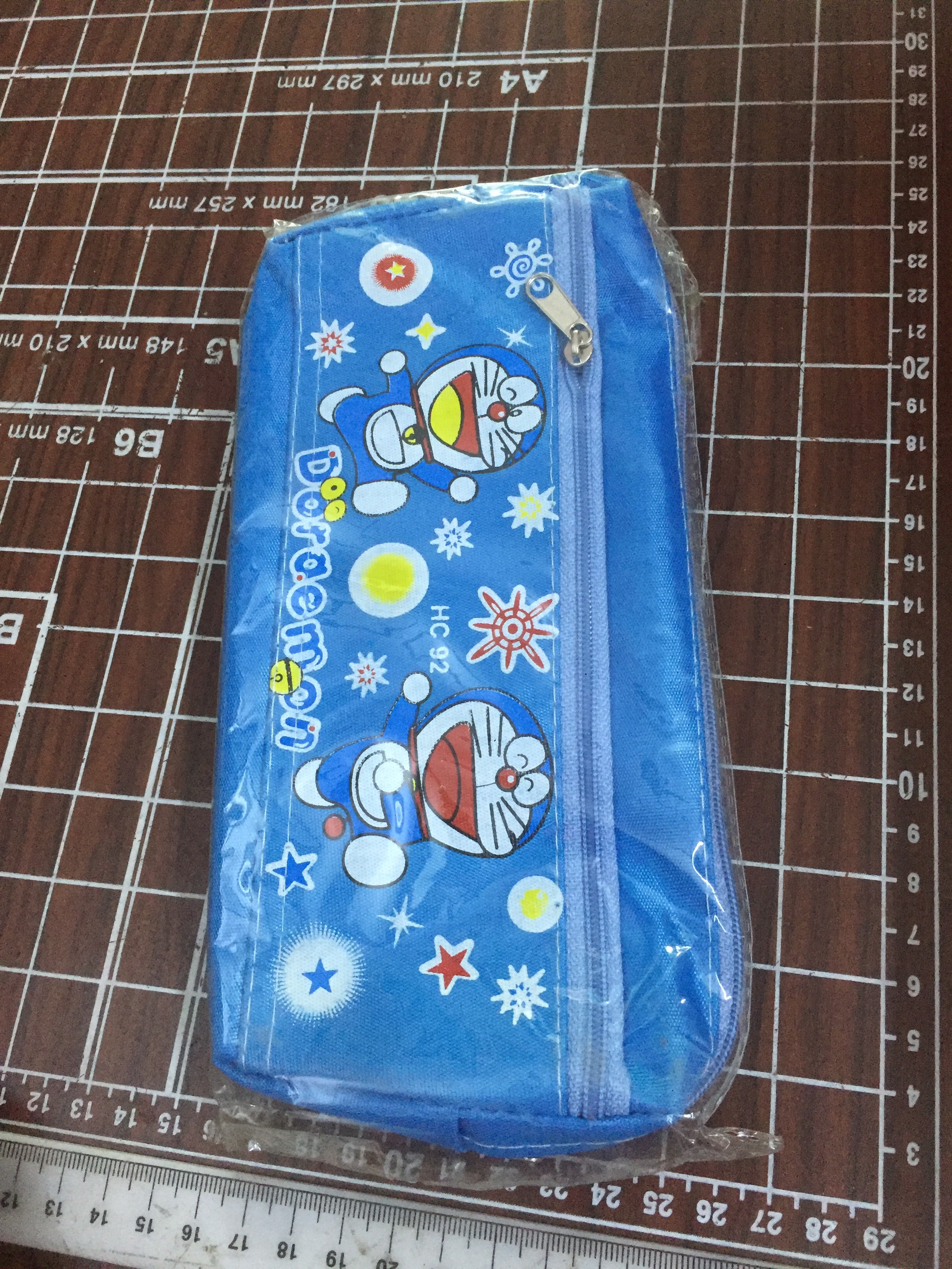 Bóp ví đựng bút viết bằng vải polyester hình Doraemon 2 ngăn