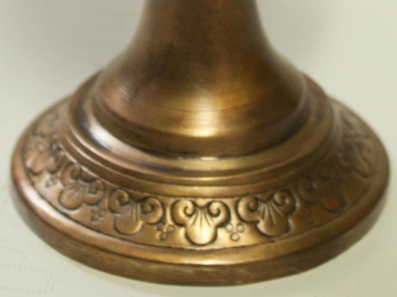 Đèn dầu bằng đồng hun chạm Múi
