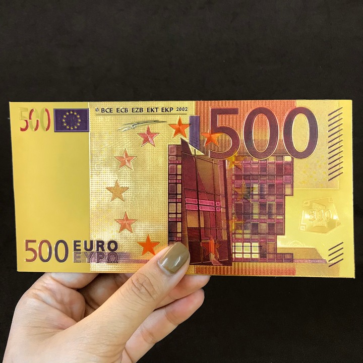 Tiền 500 Euro mạ vàng: Tiền 500 Euro mạ vàng là một trong những loại tiền ấn tượng nhất trên thế giới. Được sử dụng để tặng quà và bảo vệ gia tài, nó là một món đồ nội thất trang trọng và độc đáo. Hãy xem hình ảnh để nhận biết sự đẹp và giá trị của nó.