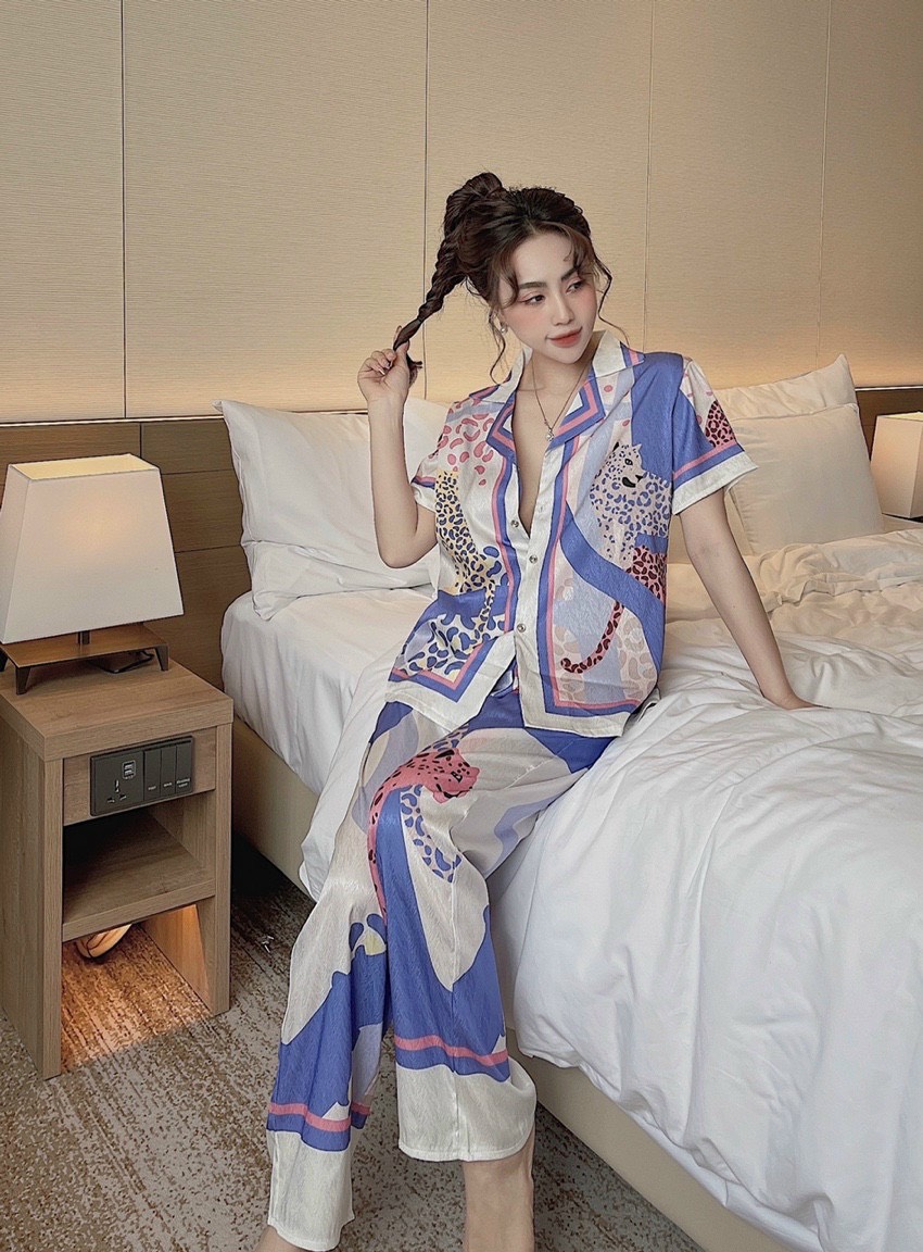 BỘ LỤA XƯỚC ÁNH KIM TAY NGẮN. PHOM DƯỚI 60 KG.