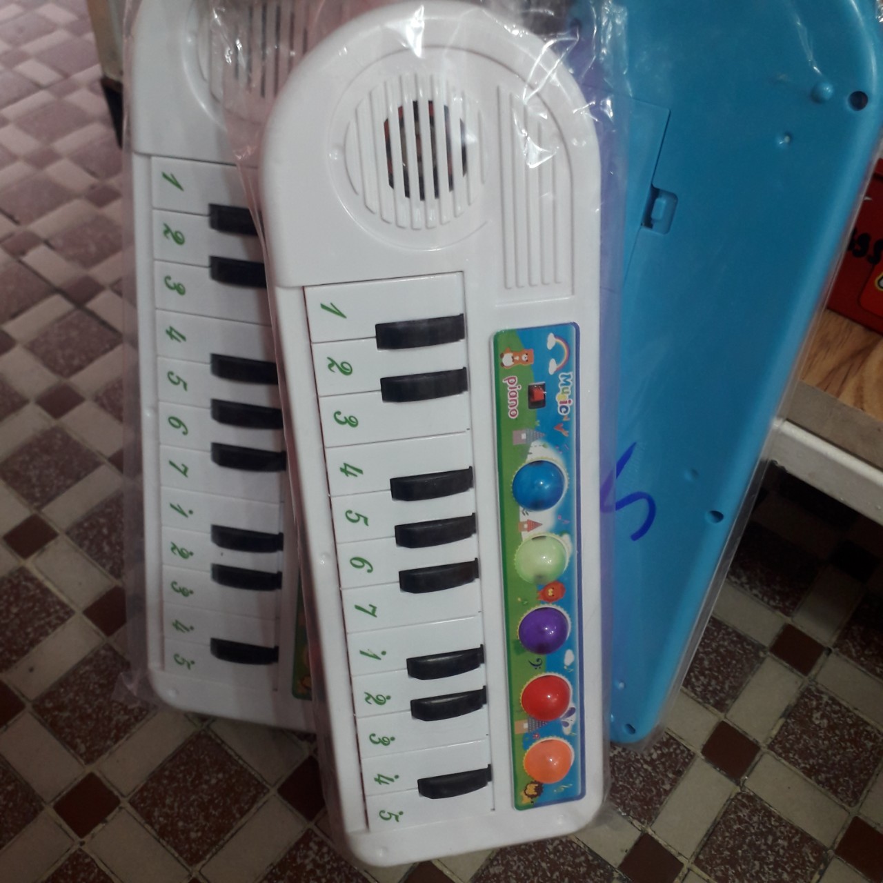 Đồ chơi đánh đàn piano phát ra tiếng nhạc cho bé