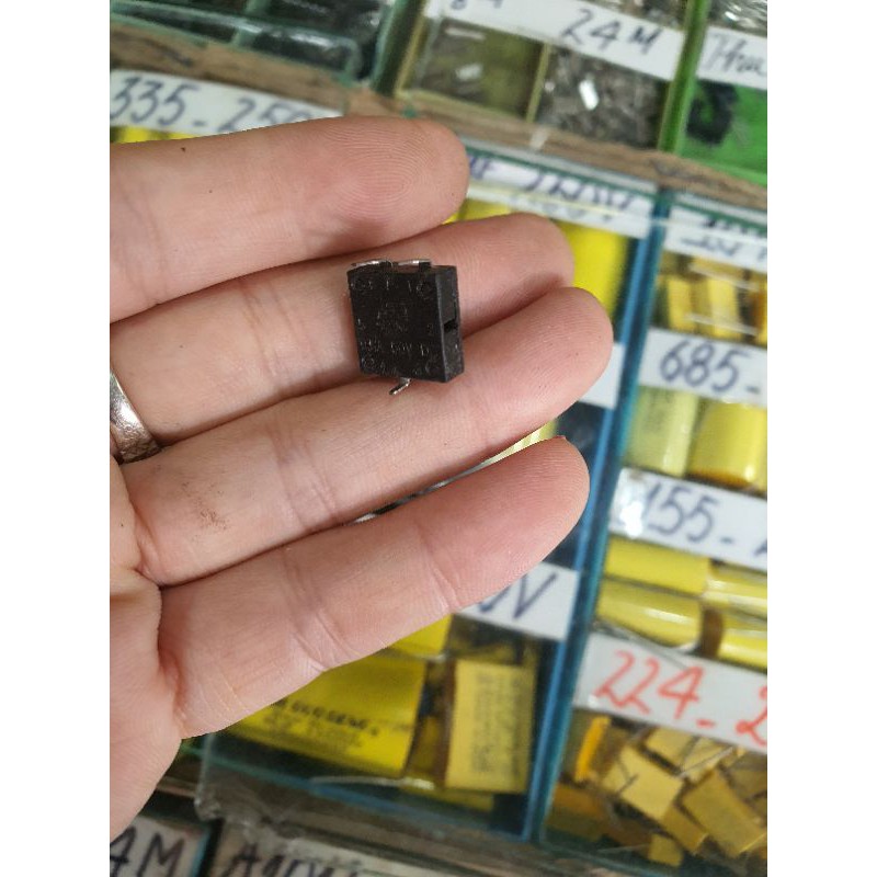 5 chiếc công tắc nhấn nhả 2 chân và 3 chân