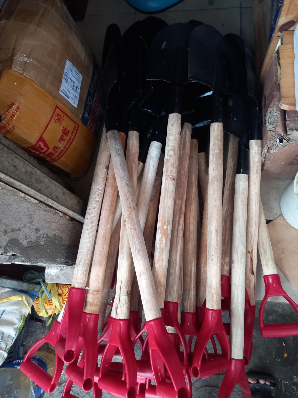 Xẻng công binh cán bằng nhựa