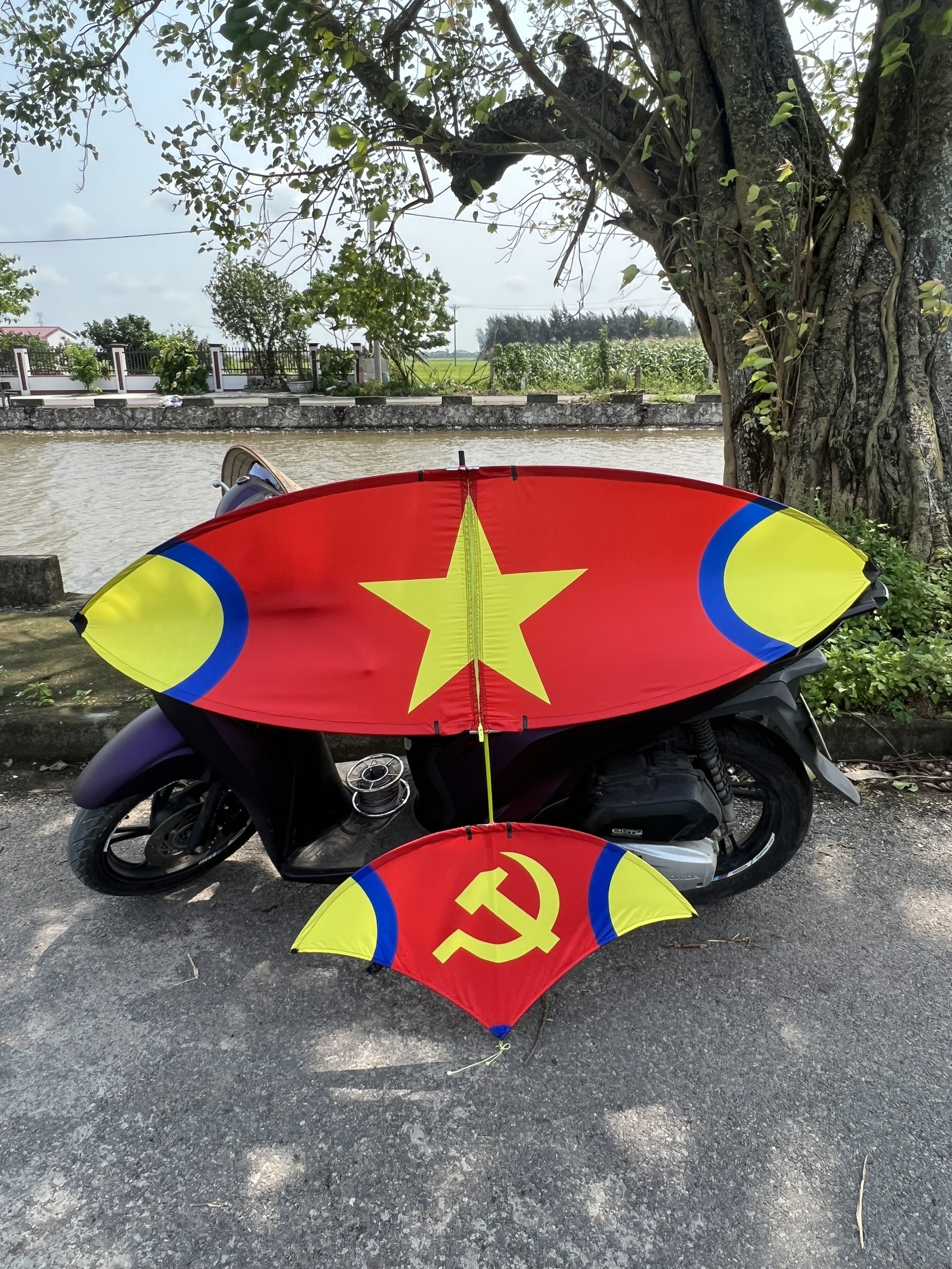 Diều Sáo Cacbon Cờ Đảng Diều Cacbon 1m7 -2m- 2m5 Cực Hót Đã Hoàn Thiện