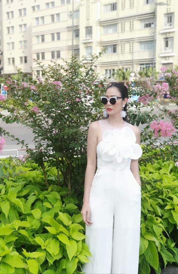 Jumpsuit thiết kế hoa 3D