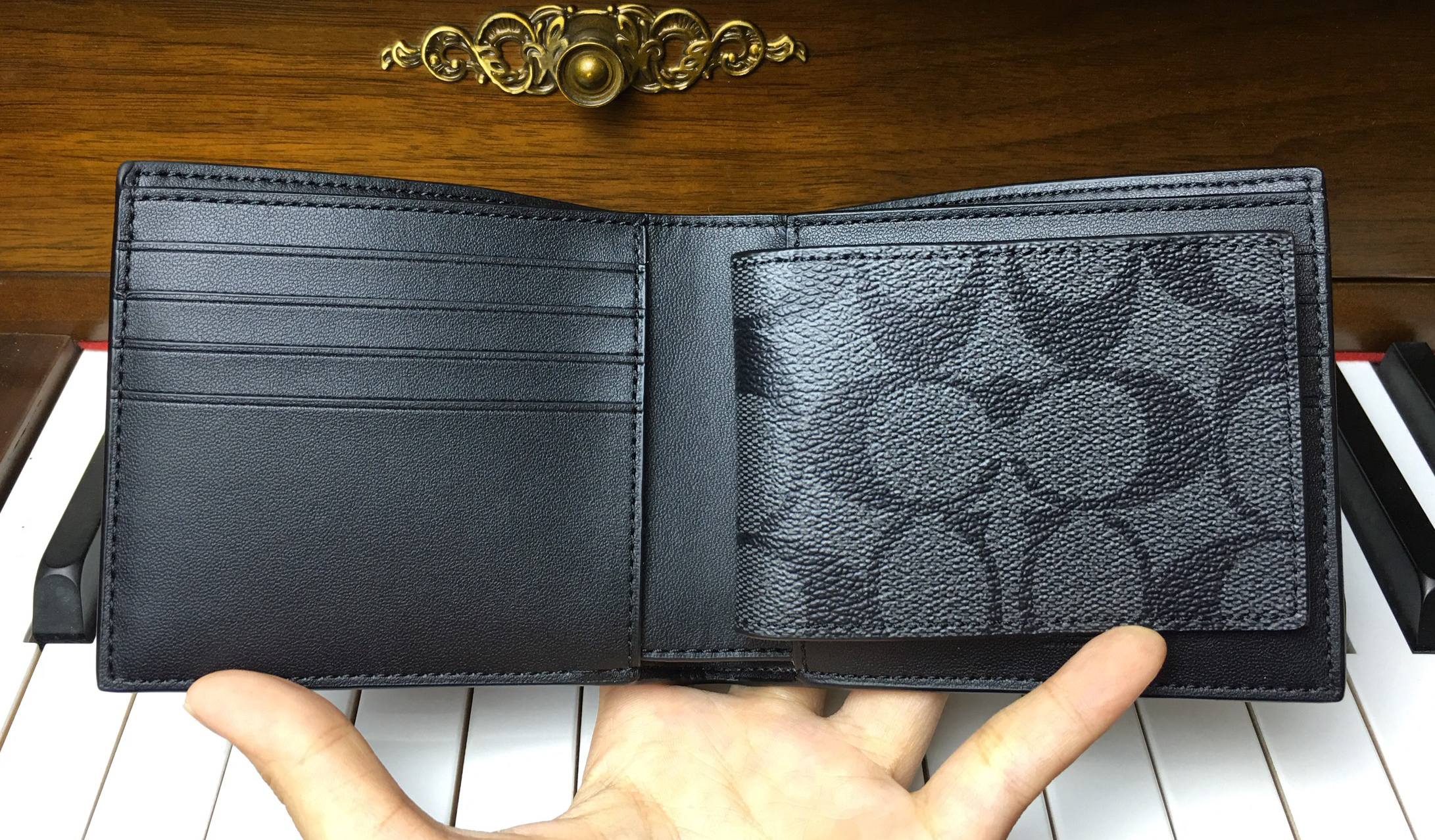 Ví Coach Nam Double Billfold 11945 Logo C hình Robot