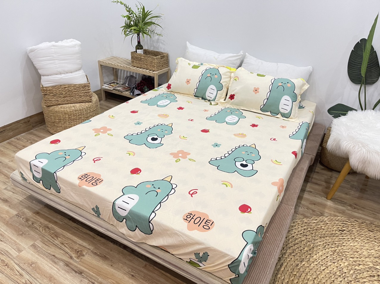 Set Ga Gối Mẫu Khủng Long Cà Chua CHM47 ( Gồm 1 ga bo chun, 2 vỏ gối nằm và 1 vỏ ôm )