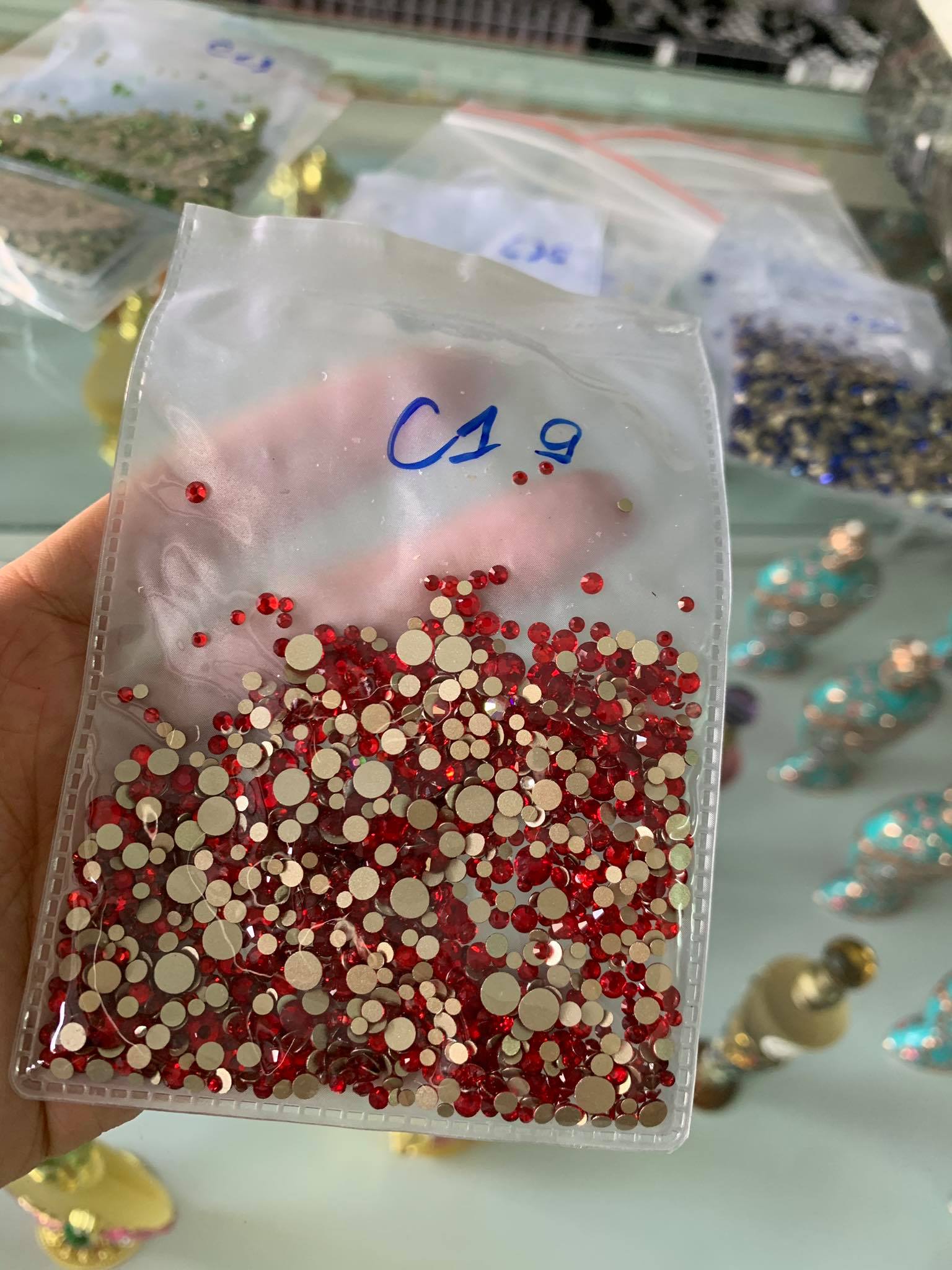 Đá chân vàng mix size ss4 đến ss20