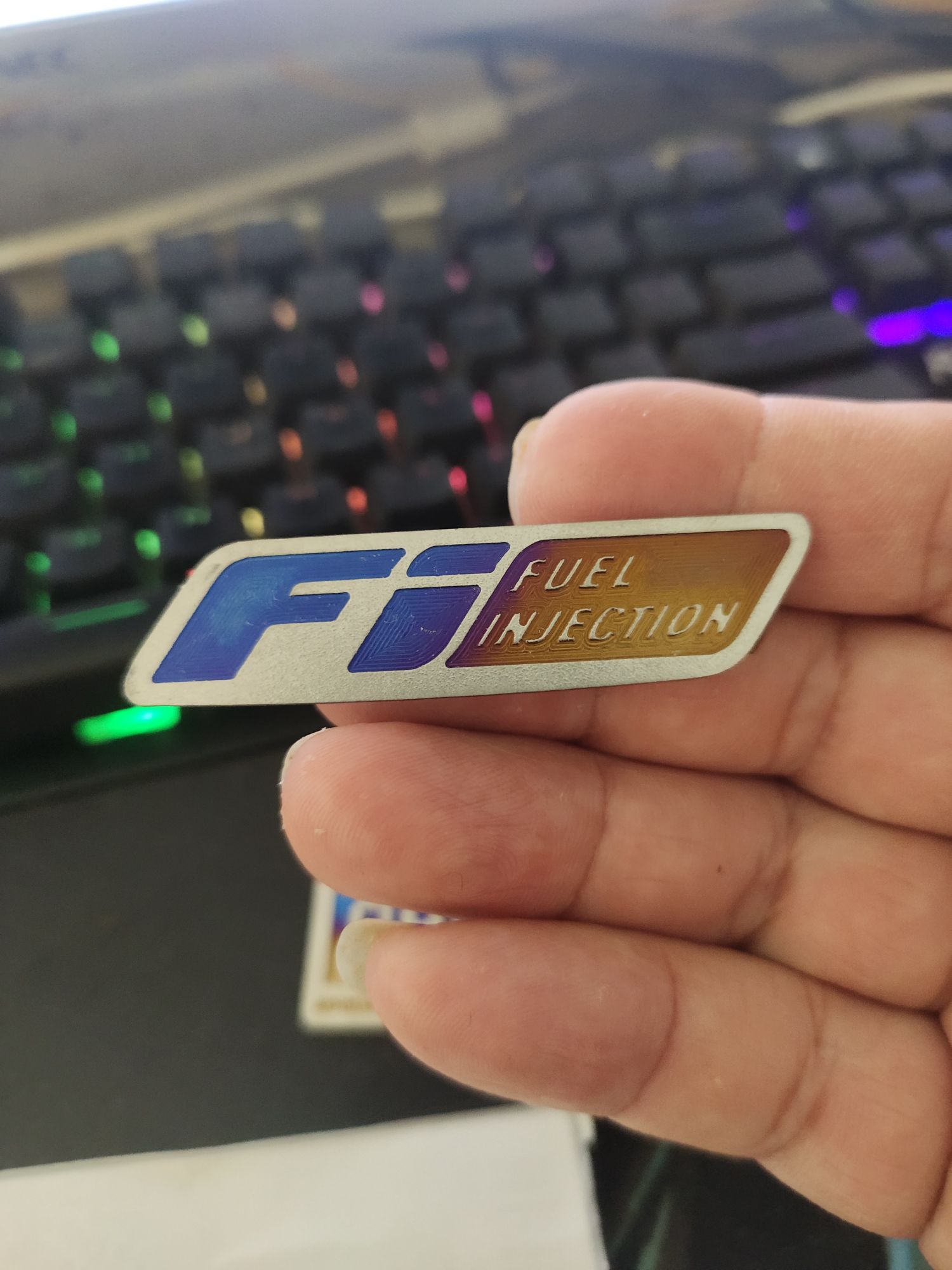 Tem titan chữ fi