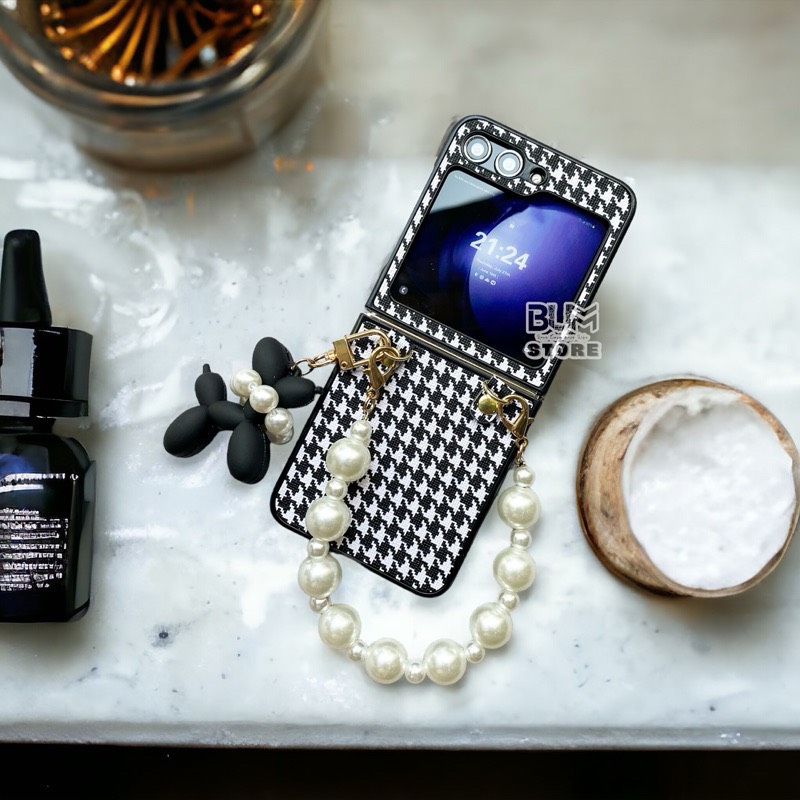 Ốp lưng houndstooth samsung galaxy z flip 6 / z flip 5 / z flip 4 / z flip 3 kèm dây ngọc trai cầm tay - bum store galaxy case
