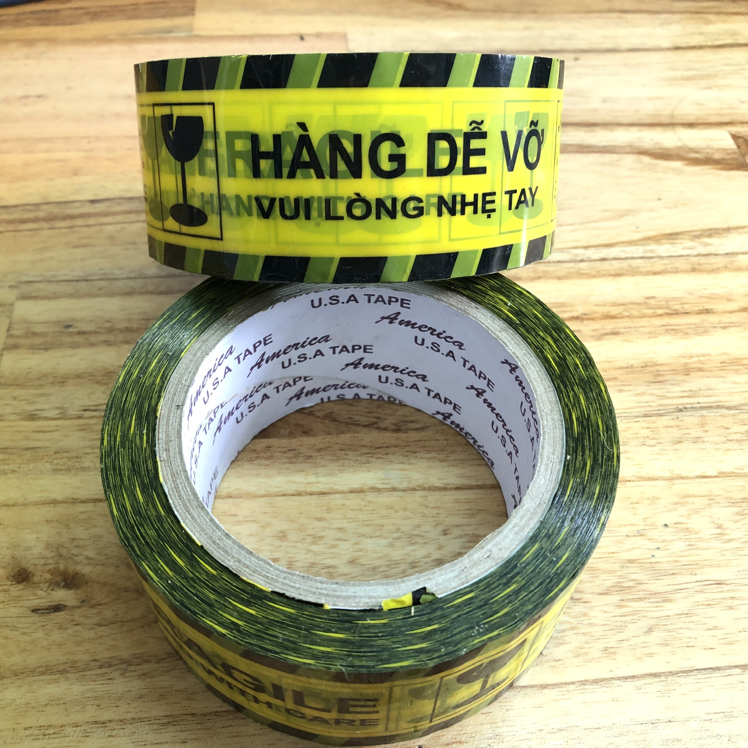 Băng keo in chữ Hàng dễ vỡ - 100yard( 1 cuộn)