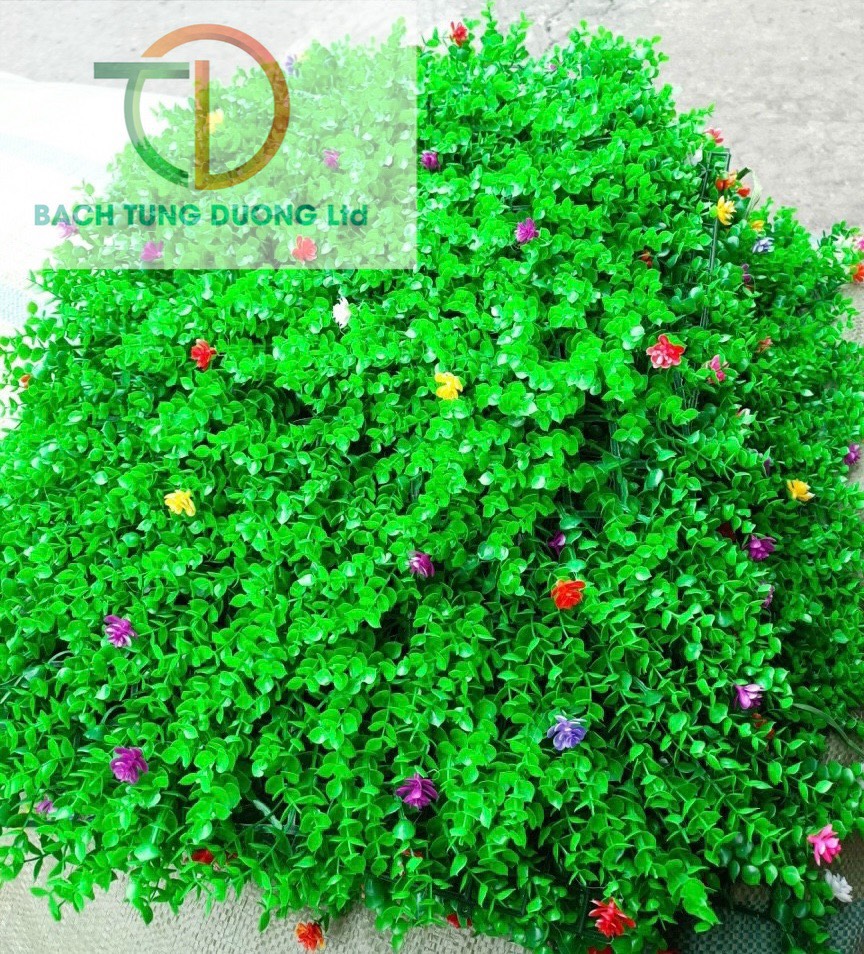 Thảm cỏ tai chuột nhân tạo có hoa trang trí
