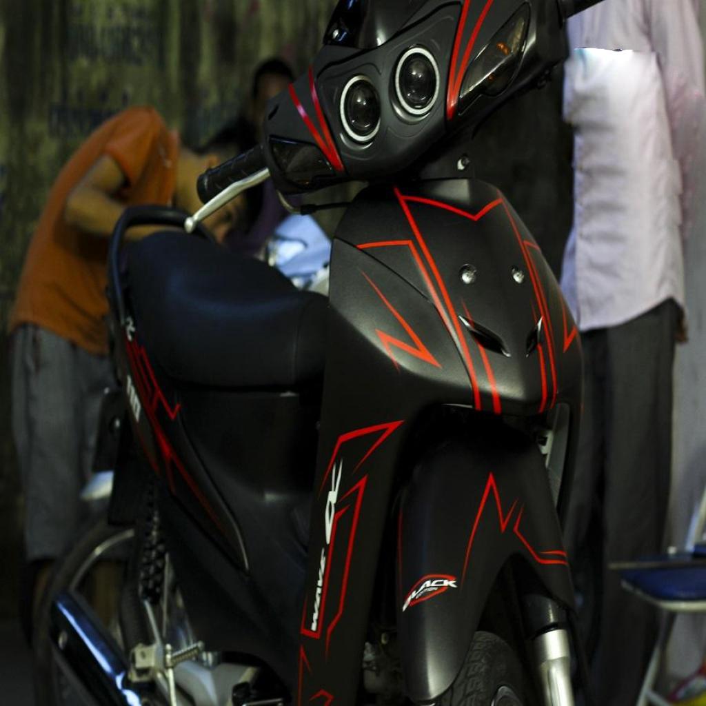 Tem trùm xe wave đen chỉ đỏ 100, team dán xe máy wave, tem trùm wave, tem trum xe wave, team wave, team trùm wave, tem trum wave đen chỉ đỏ 100 (wave alpha đời 2006-2016)