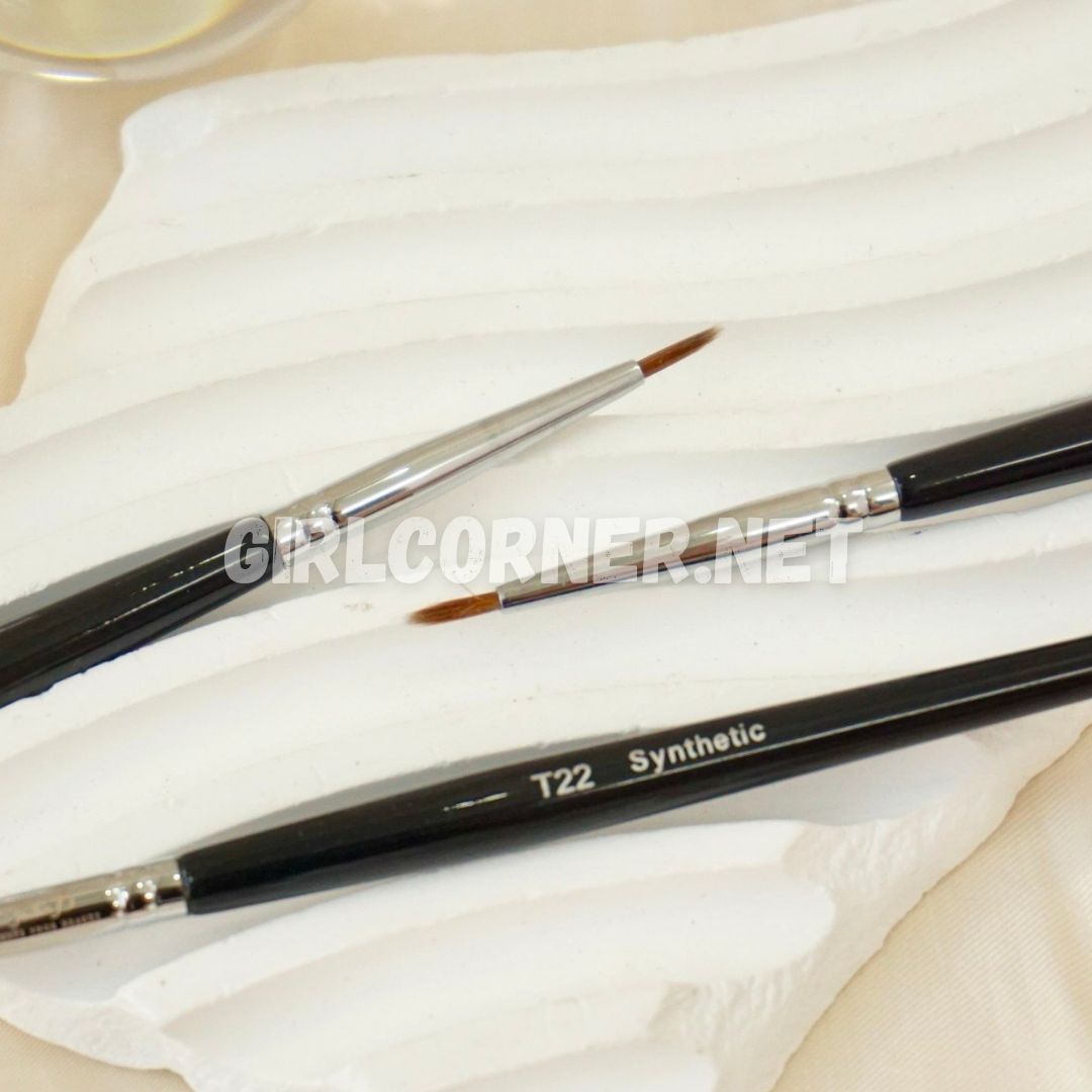 Cọ liner dáng mảnh Feather B T22