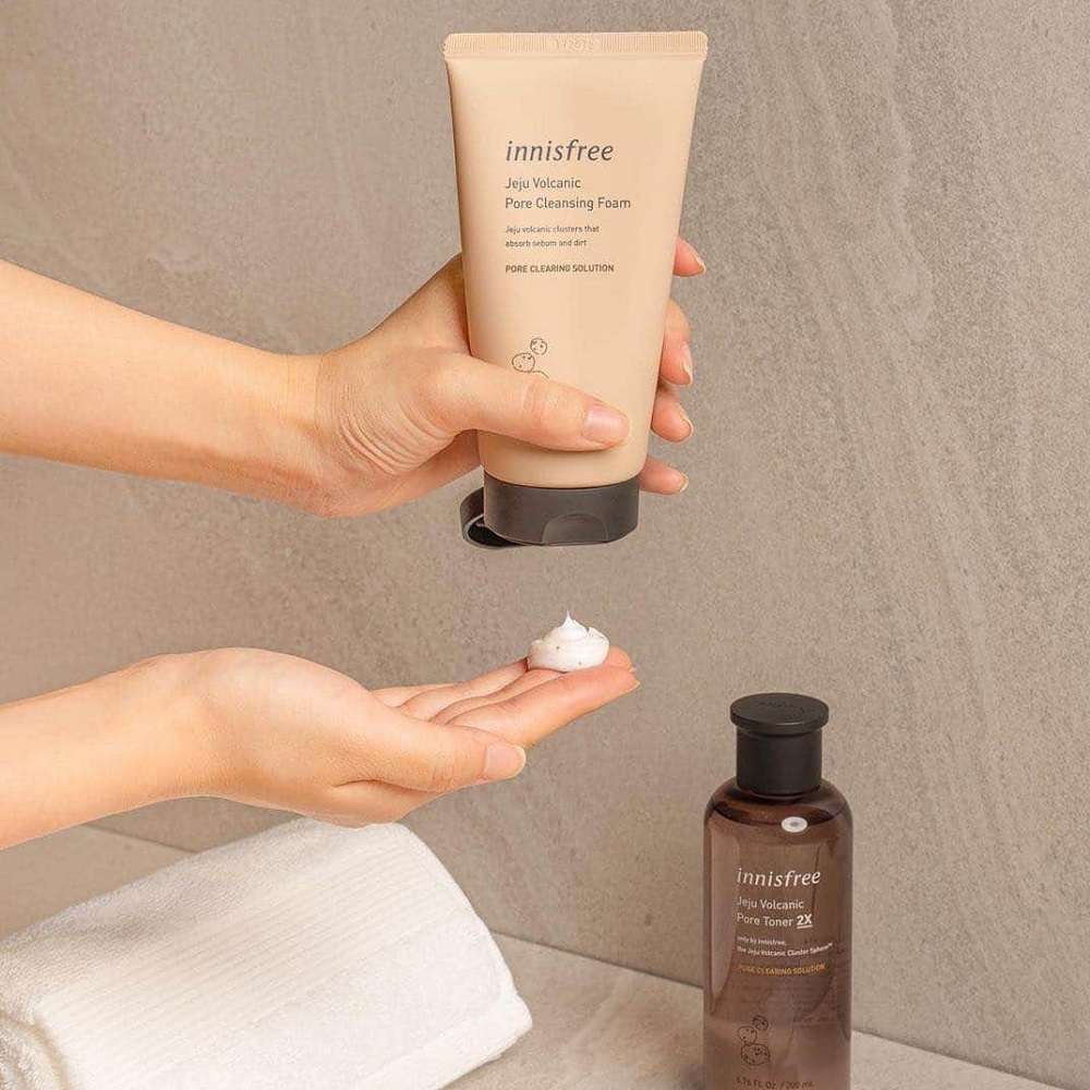 Sữa rửa mặt tro núi lửa Innisfree Jeju Volcanic Pore Cleansing Foam