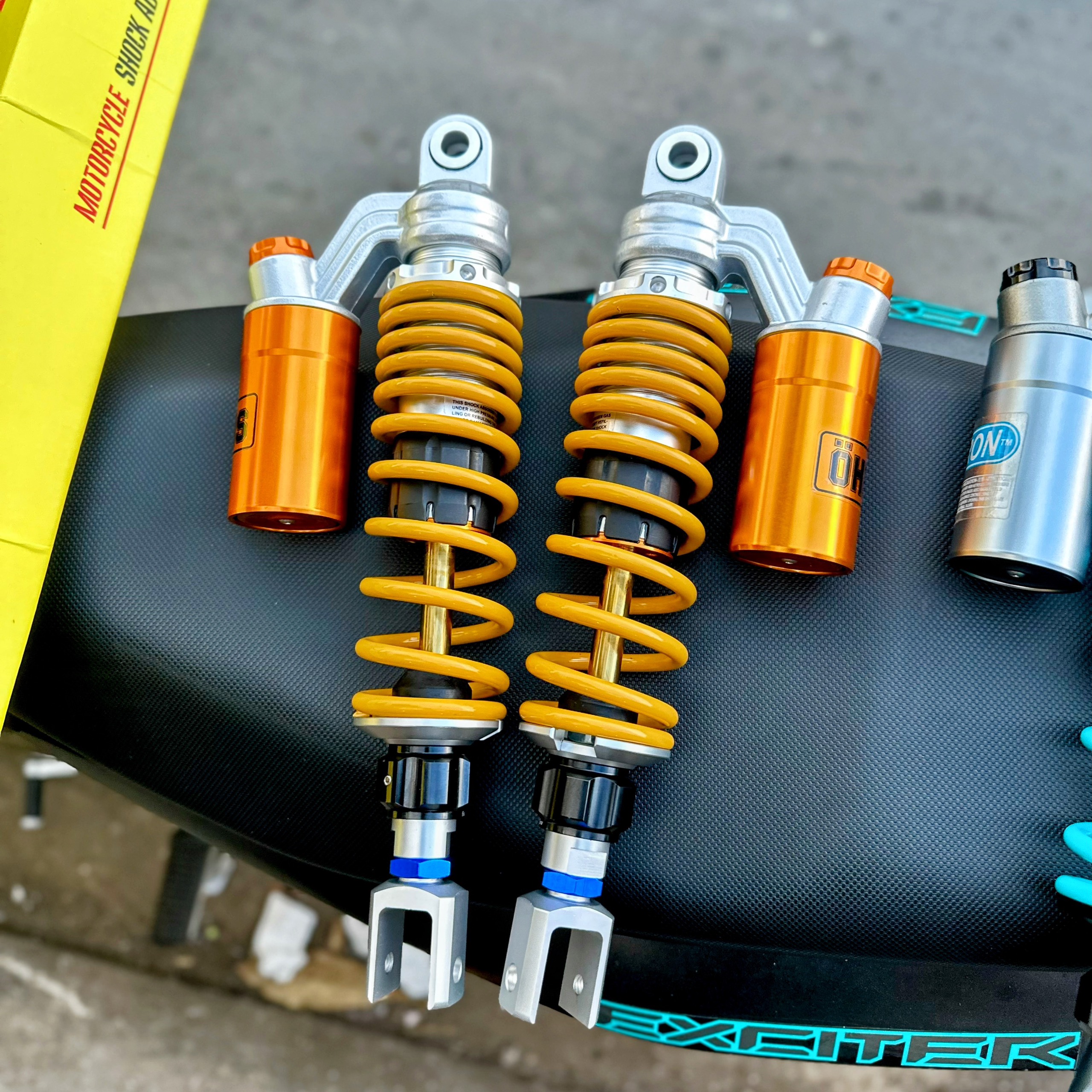 Wave / Sirius Rear Forks Have a Yellow Oil Tank That Can Be Installed on Many Other Vehicle Models.