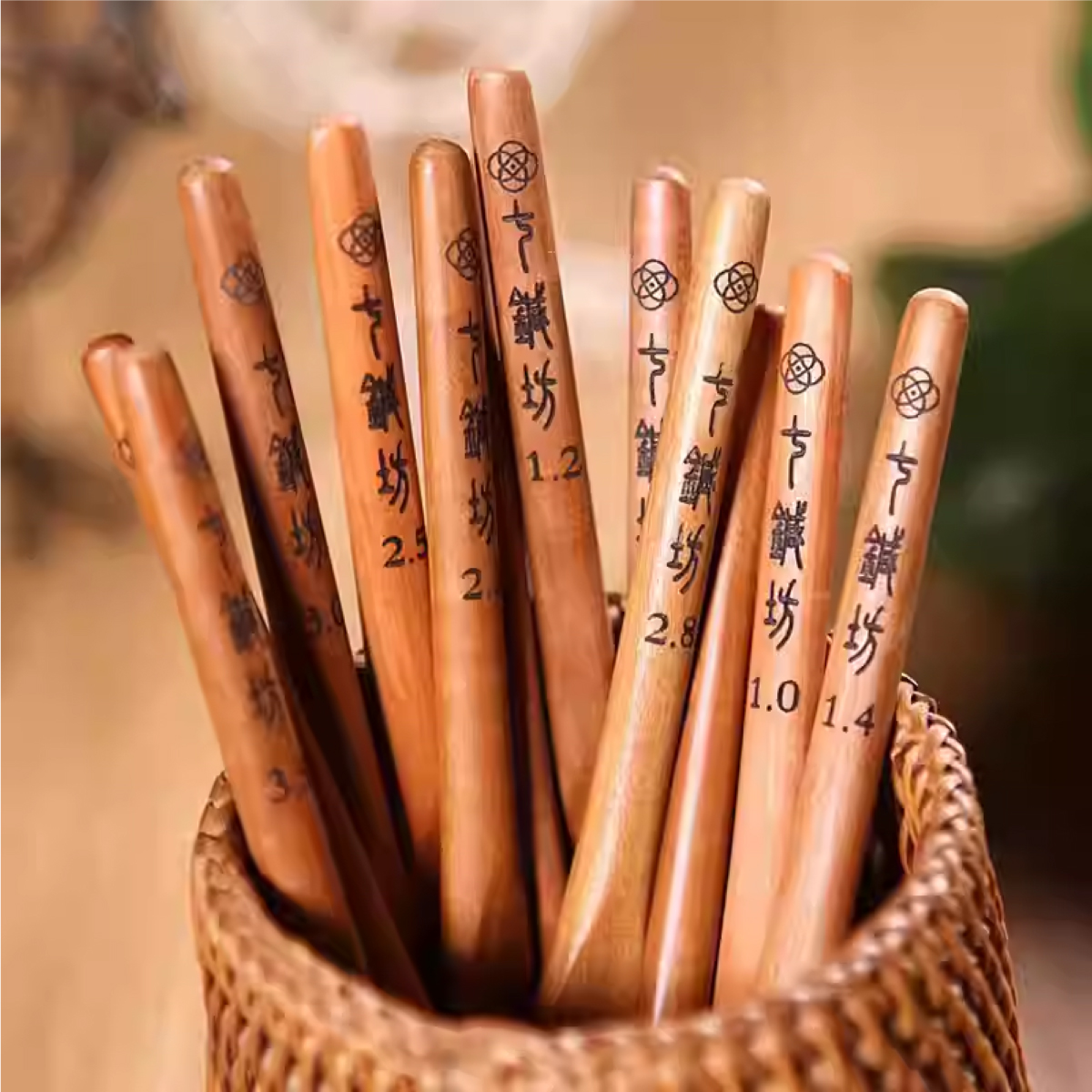 Kim móc Thất Châm Phường dùng móc len, thiết kế cong, cán gỗ, đầu kim chất liệu thép không gỉ móc cực mướt