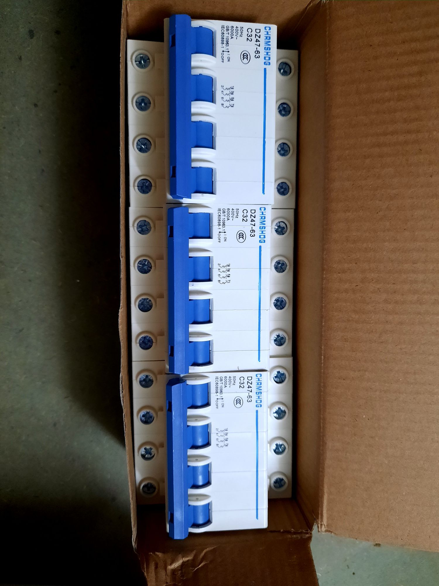 Aptomat DZ247 - 4 Pha 600A - Giá 1 Cái